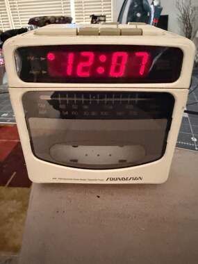 Soundesign Model 3833 WHT AM/FM Electronic Clock Radio and Cassette Player